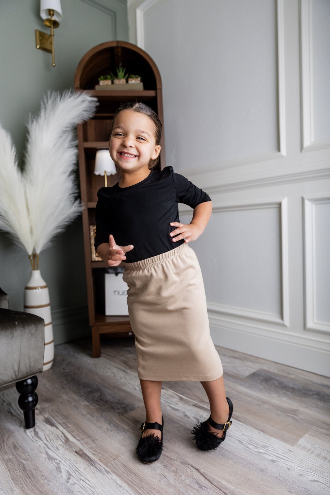 Model wearing the Girls' Nuggles® Essential 3/4 Tee in Black