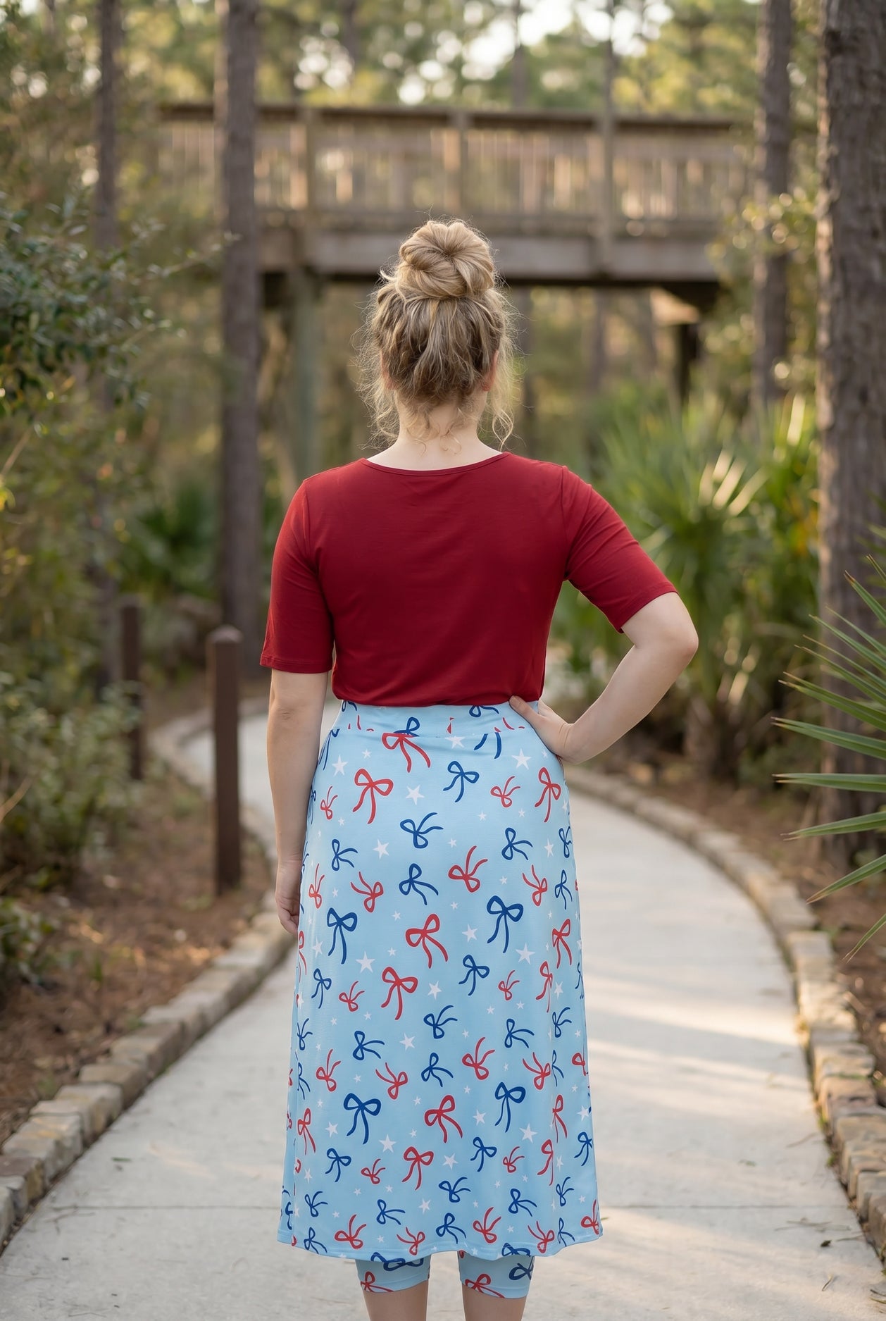 Model wearing Nuggles® 31" All-Sport Skirt in Bow Active