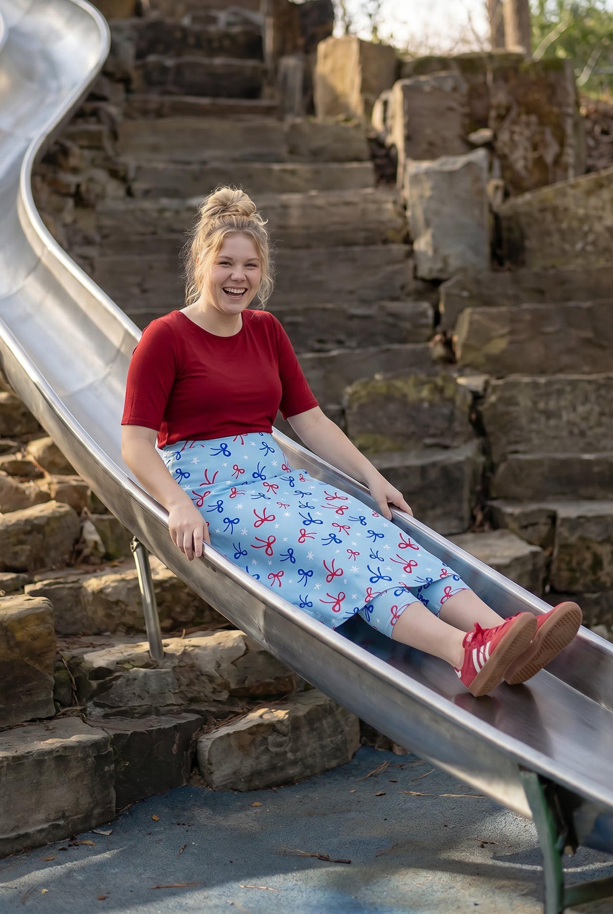 Model wearing Nuggles® 31" All-Sport Skirt in Bow Active