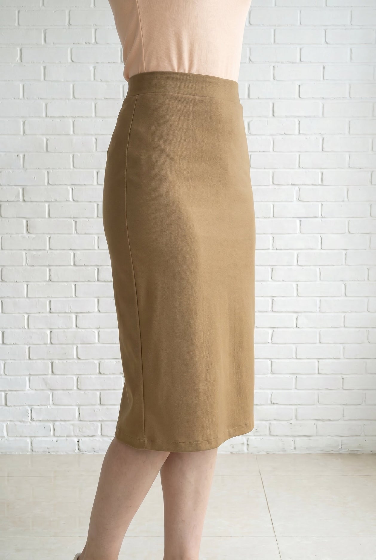 Model wearing Nuggles® 27" Relaxed Skirt in Camel
