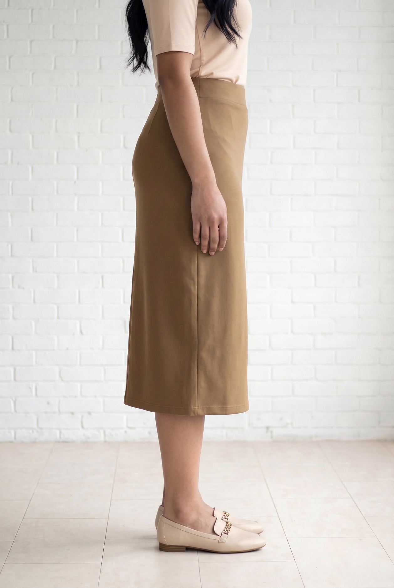 Model wearing Nuggles® 31" Relaxed Skirt in Camel