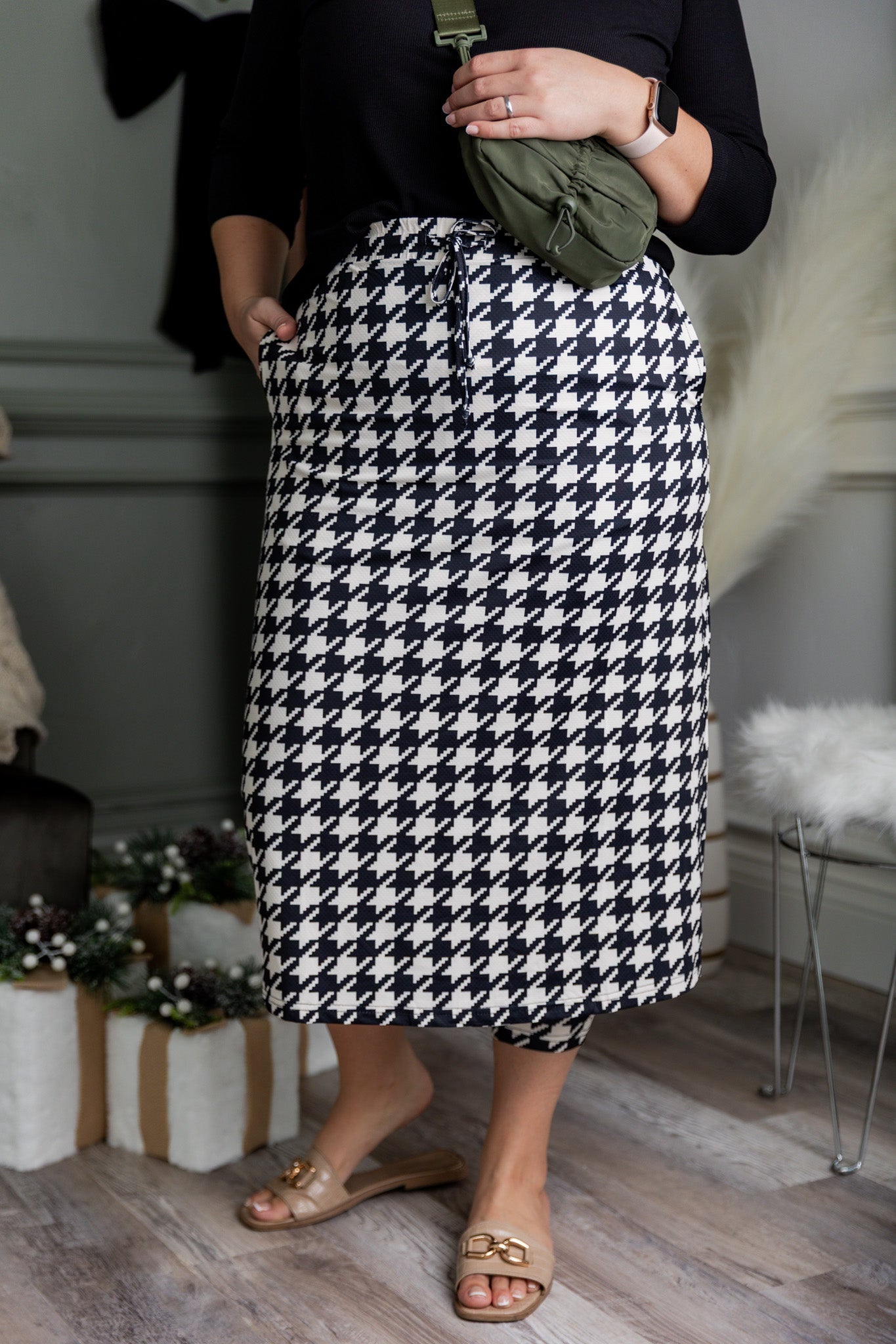 Model wearing the Nuggles® 31 inch Sport Flex Skirt with adjustable waistband and pockets.