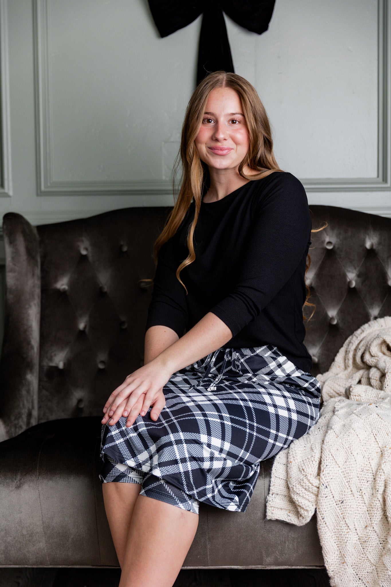 Model wearing Nuggles® 27 inch Sport Flex Skirt with pockets and drawstring waistband