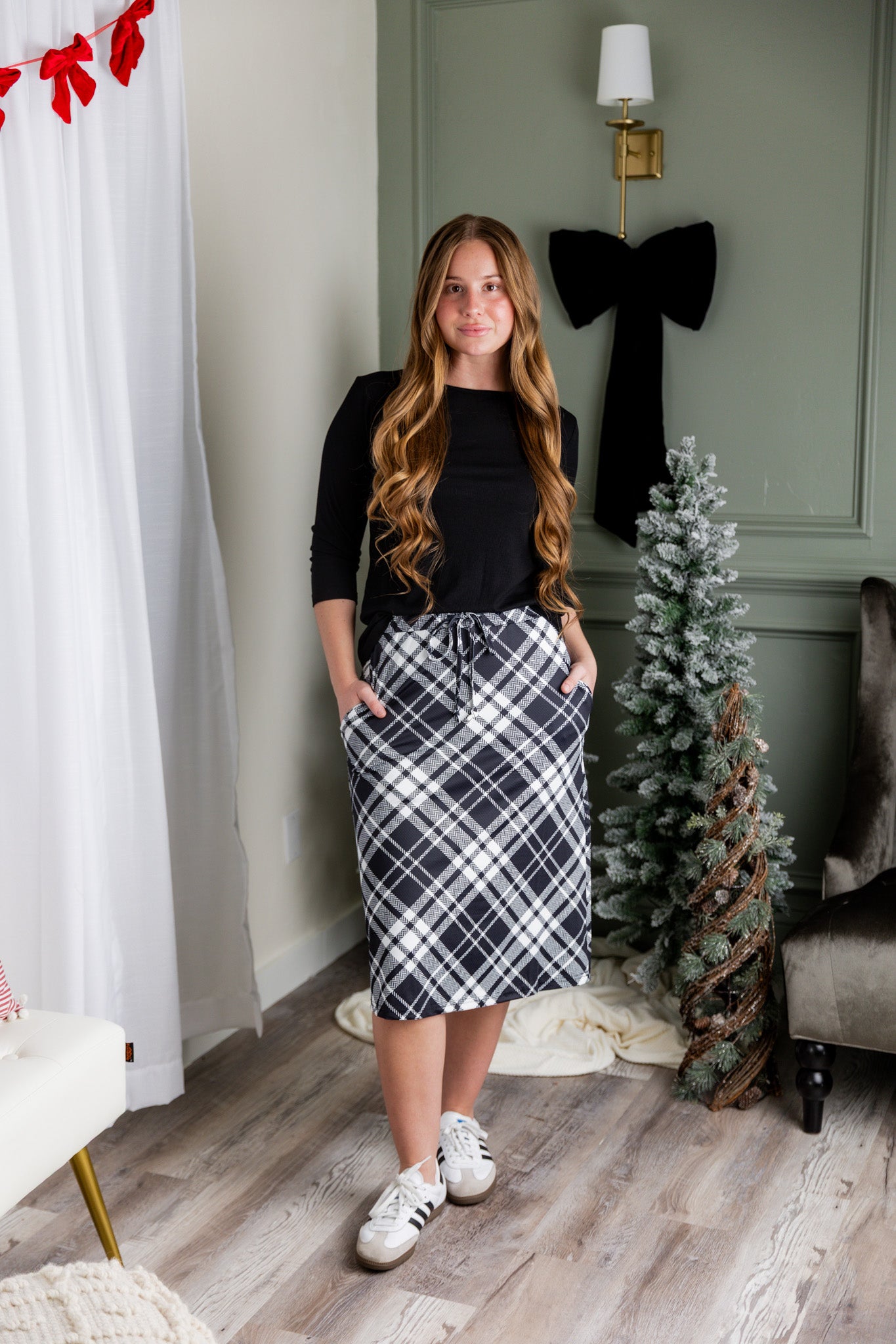 Model wearing Nuggles® 27 inch Sport Flex Skirt with pockets and drawstring waistband