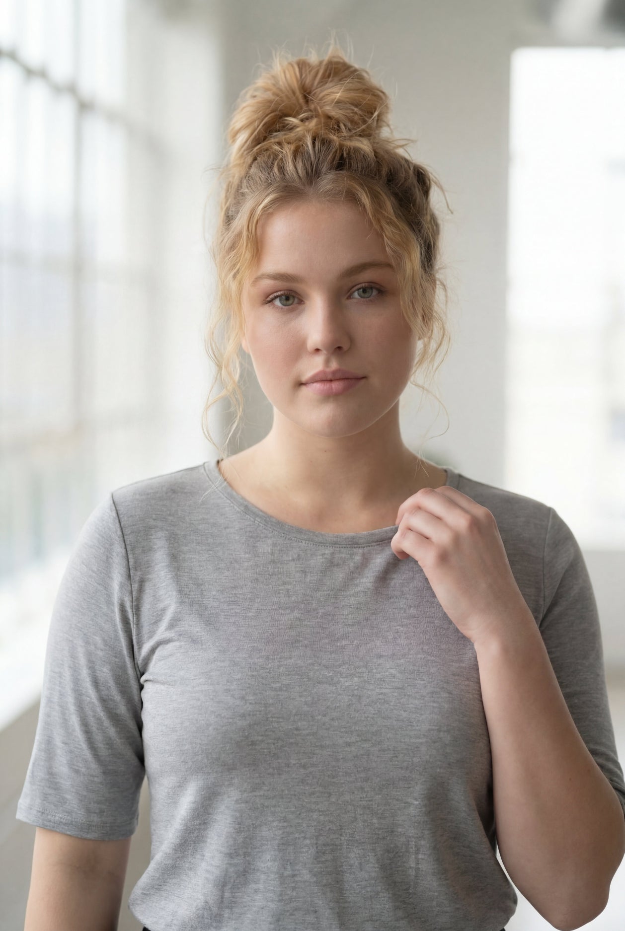Model wearing Nuggles® Half Sleeve Essential Tee in Light Heather