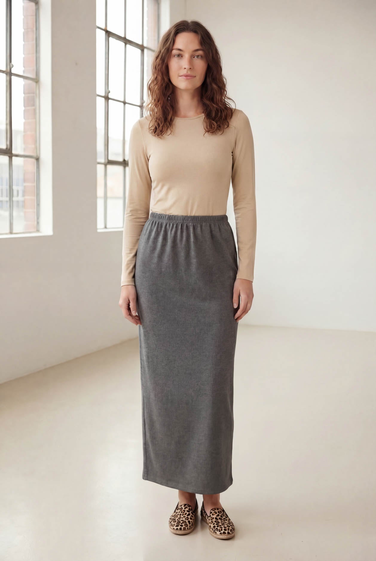 Model wearing Nuggles® 36" Classic Skirt in Heather Gray