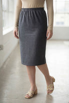 Model wearing Nuggles® 27" Classic Skirt in  Heather Gray