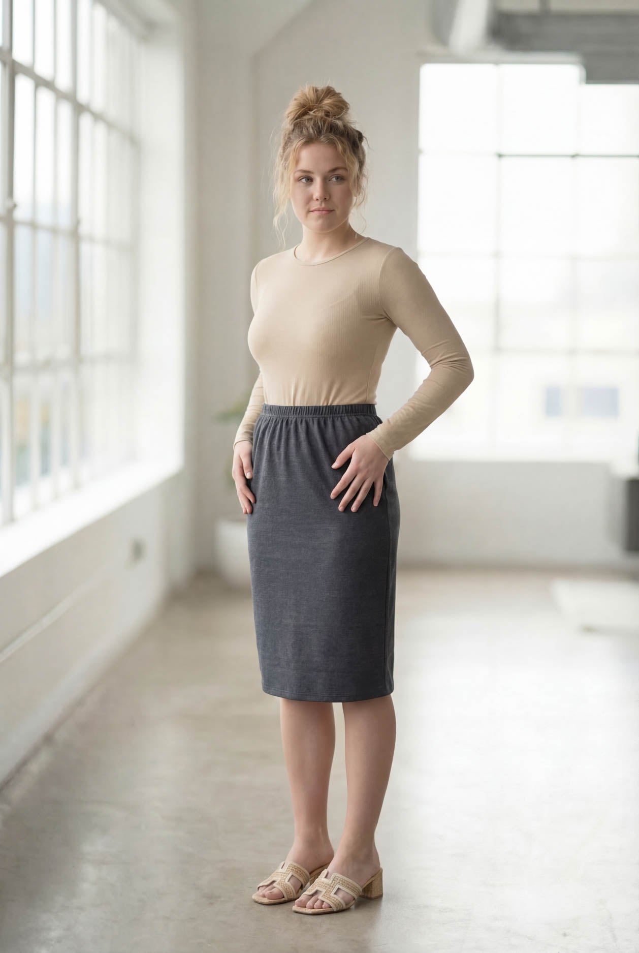 Model wearing Nuggles® 25" Classic Skirt in Heather Gray