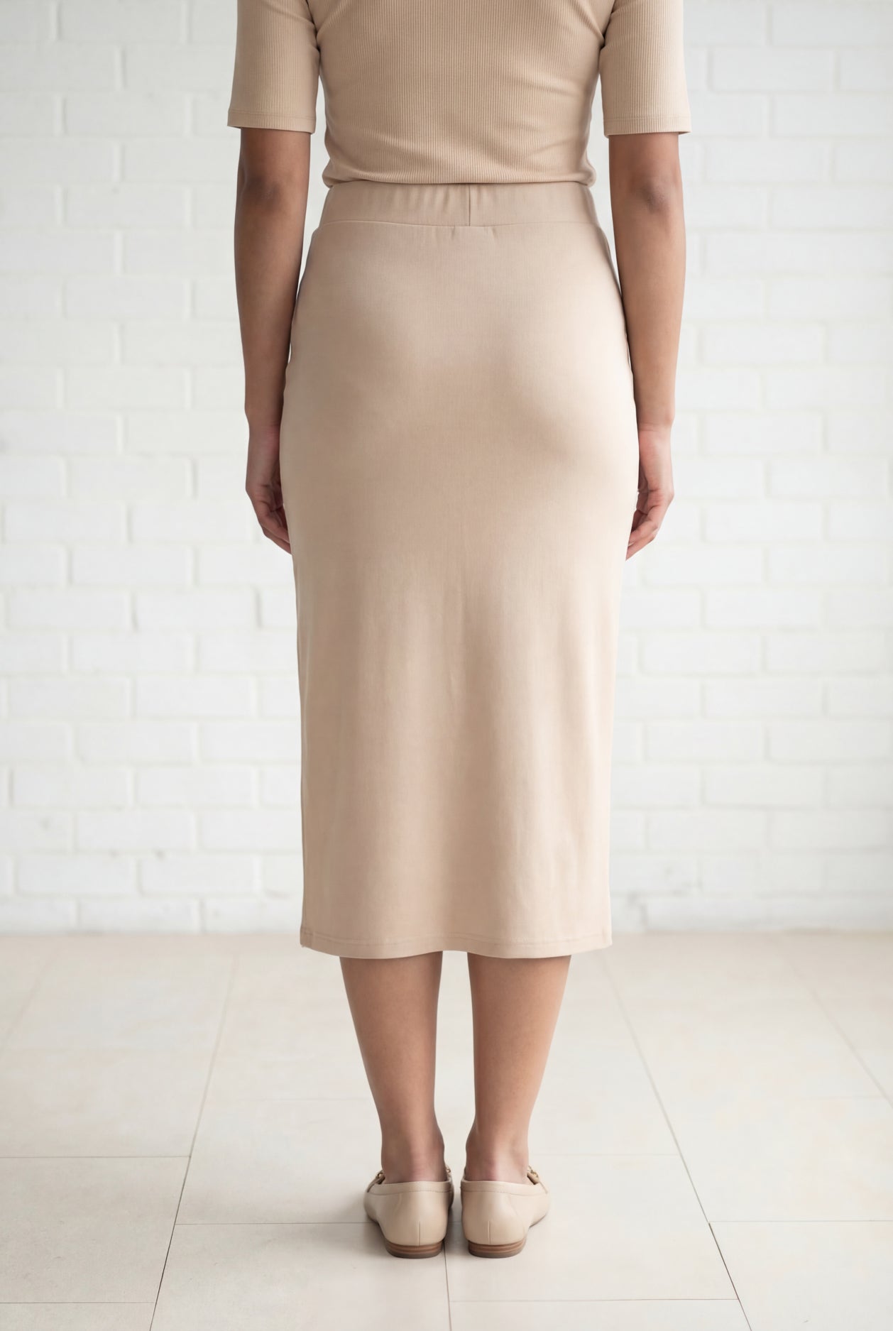 Model wearing Nuggles® 31" Relaxed Midi Skirt in Khaki
