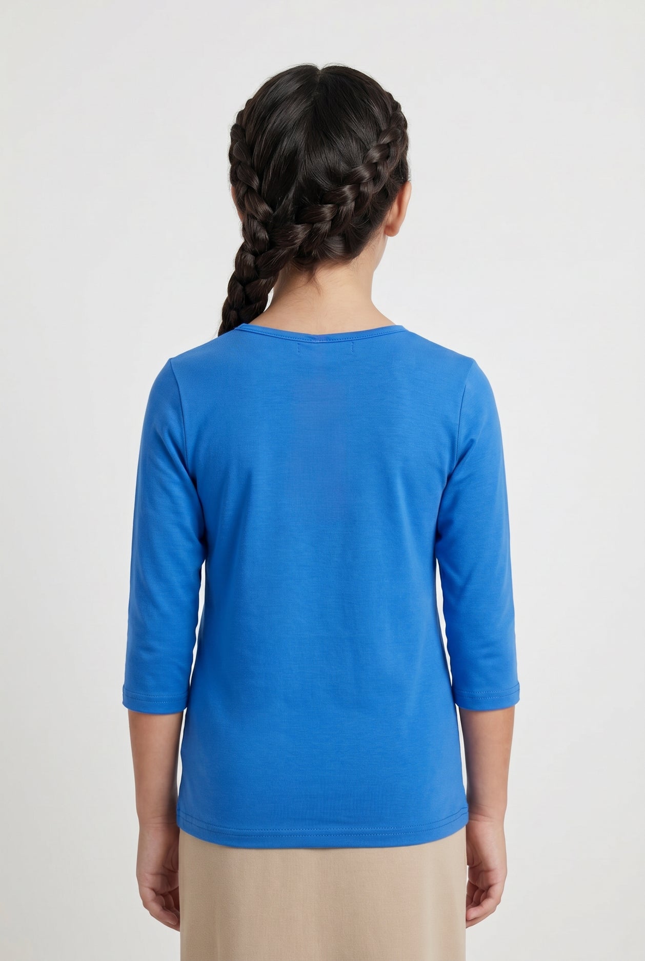 Model wearing the Girls' Nuggles® Essential 3/4 Tee in Lapiz Blue