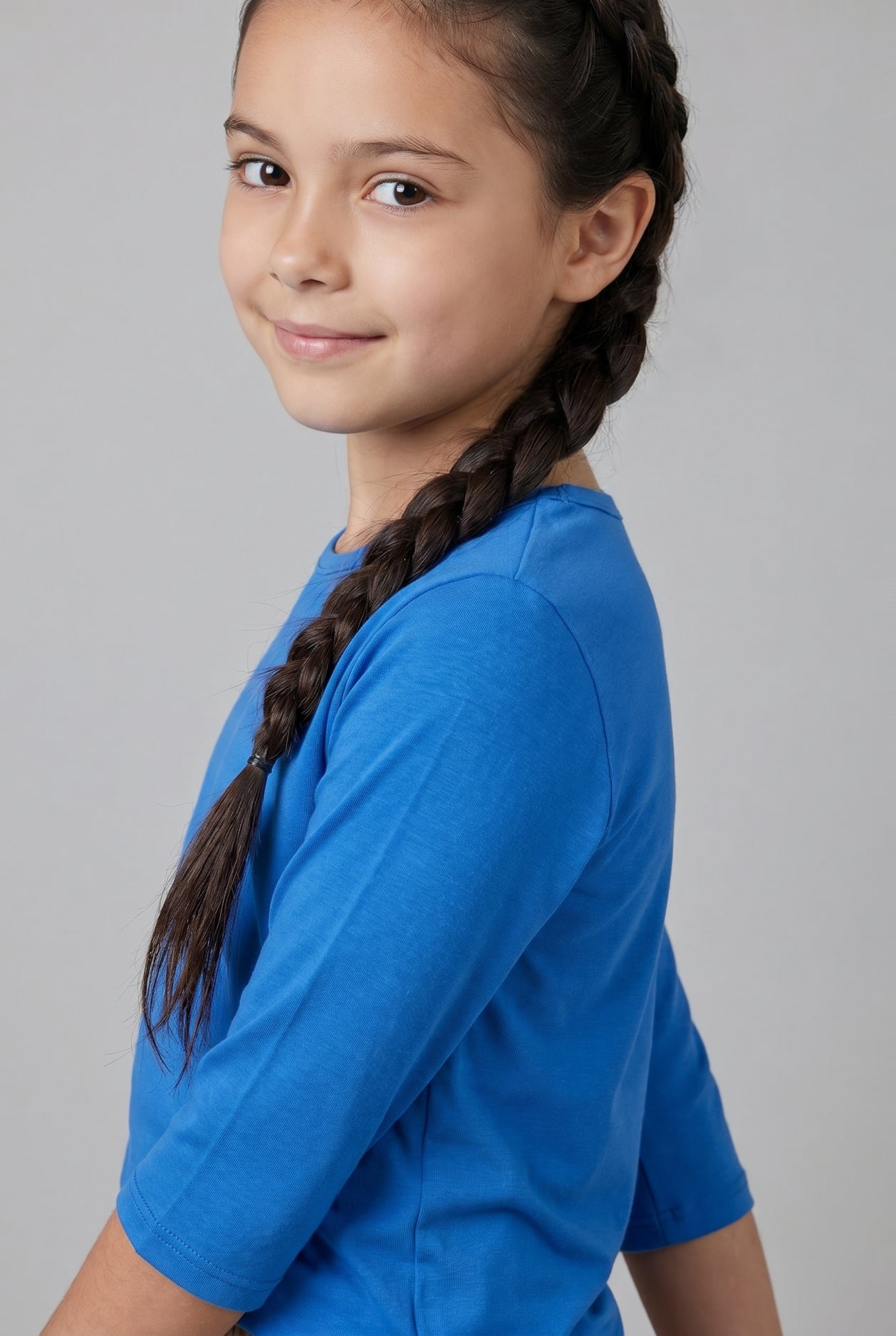 Model wearing the Girls' Nuggles® Essential 3/4 Tee in Lapiz Blue