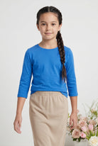 Model wearing the Girls' Nuggles® Essential 3/4 Tee in Lapiz Blue