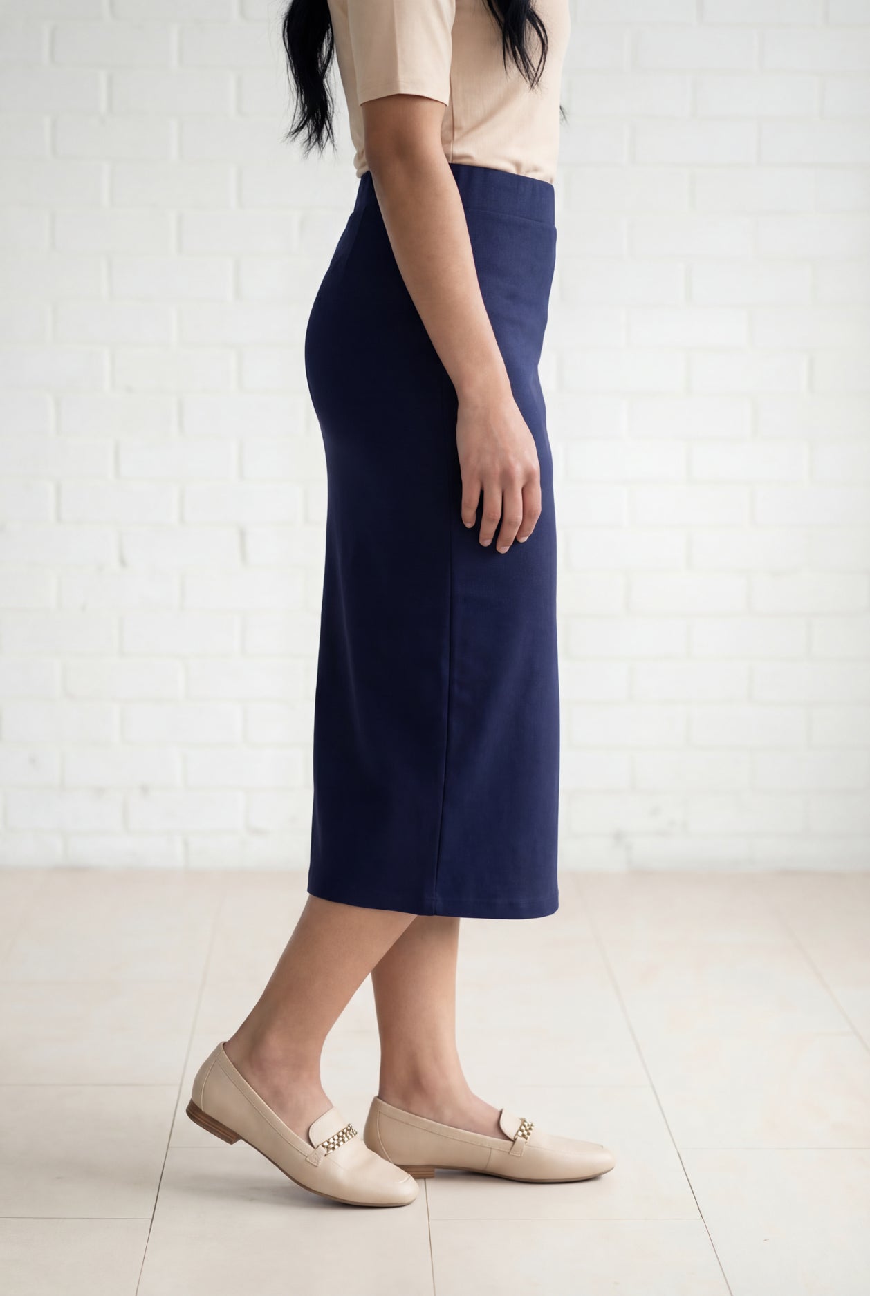 Model wearing Nuggles® 31" Relaxed Midi Skirt in Navy