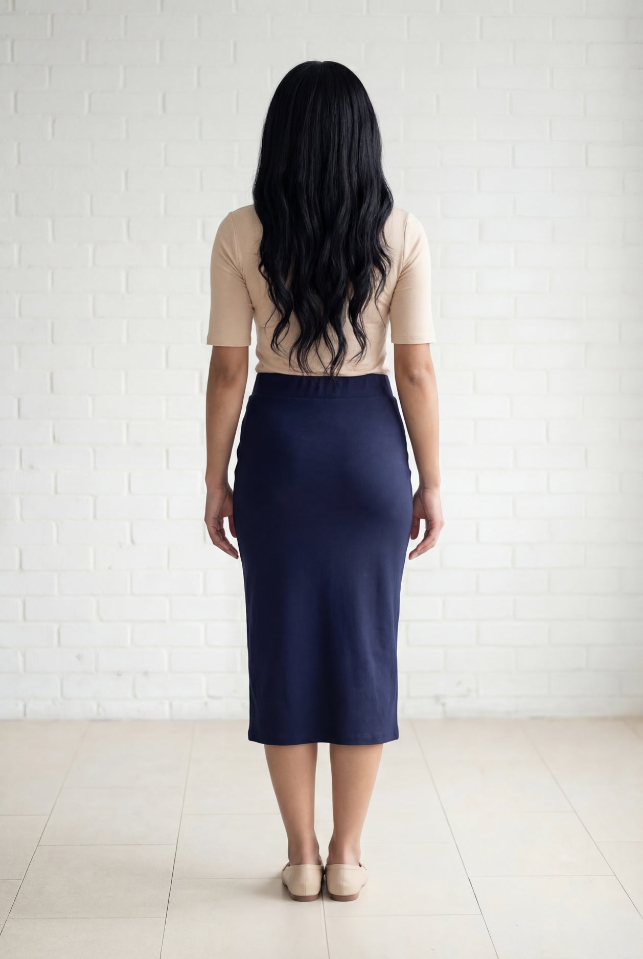 Model wearing Nuggles® 31" Relaxed Midi Skirt in Navy