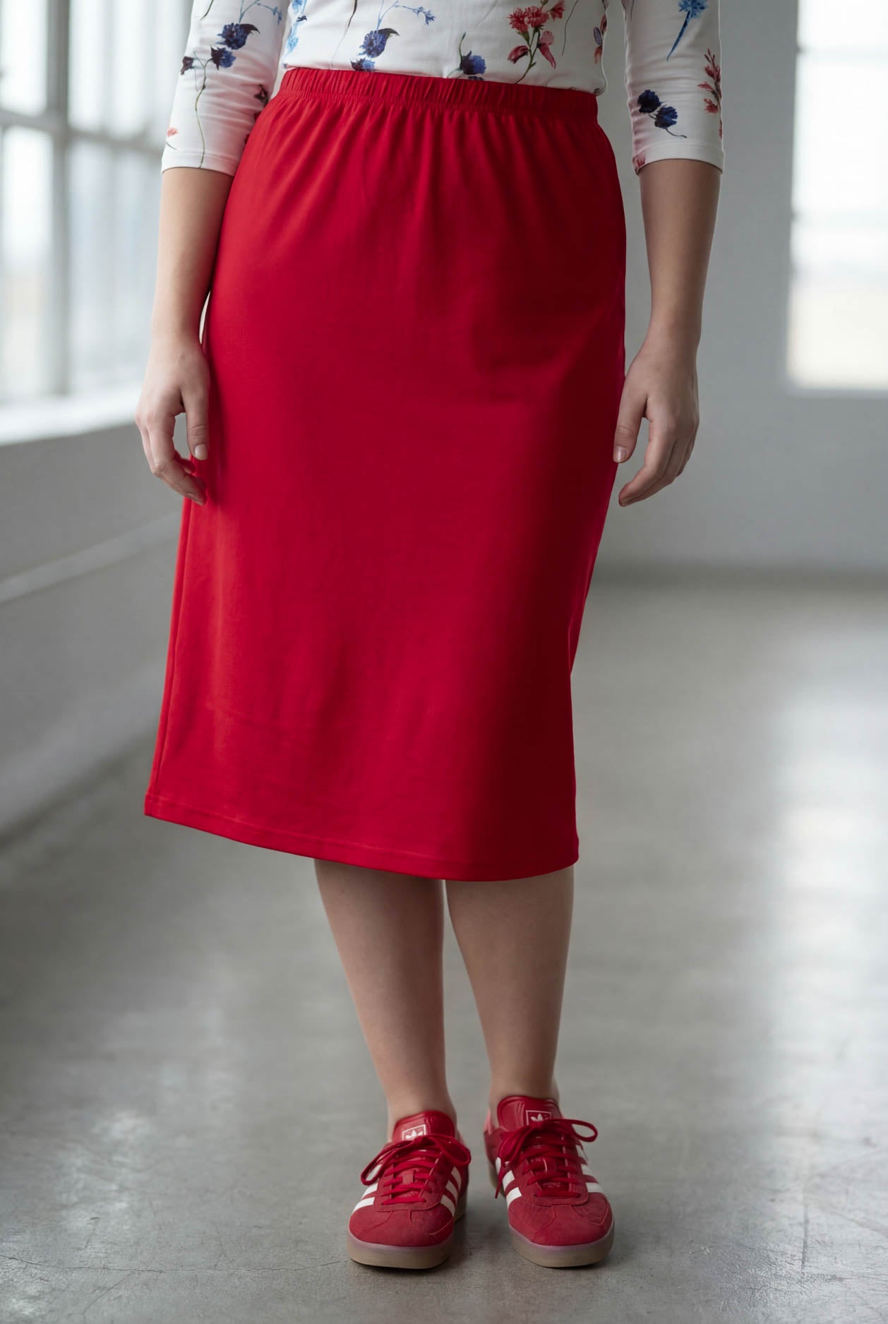 Model wearing Nuggles® 27" Classic Skirt in Red
