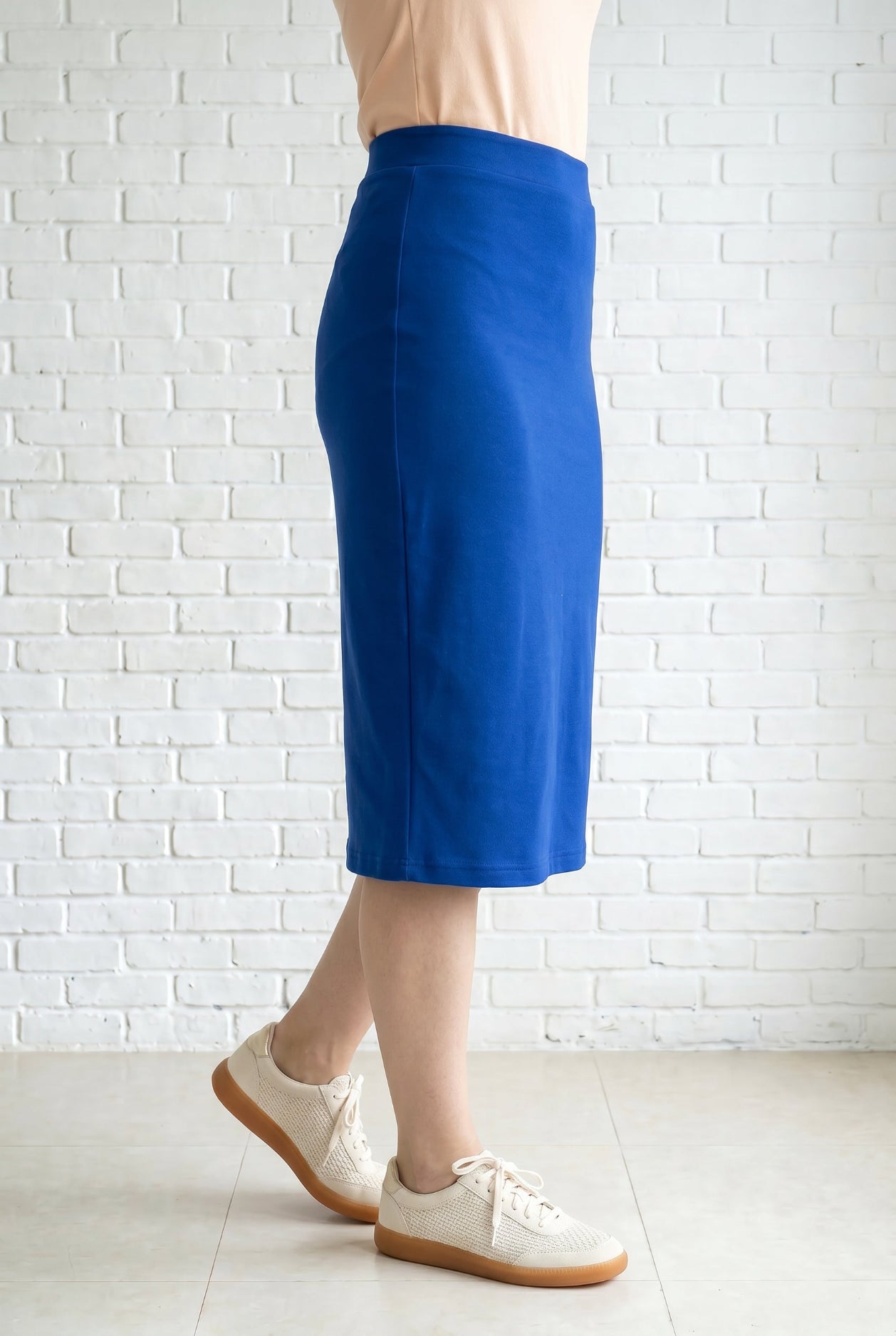 Model wearing Nuggles® 27" Relaxed Skirt in Royal Blue