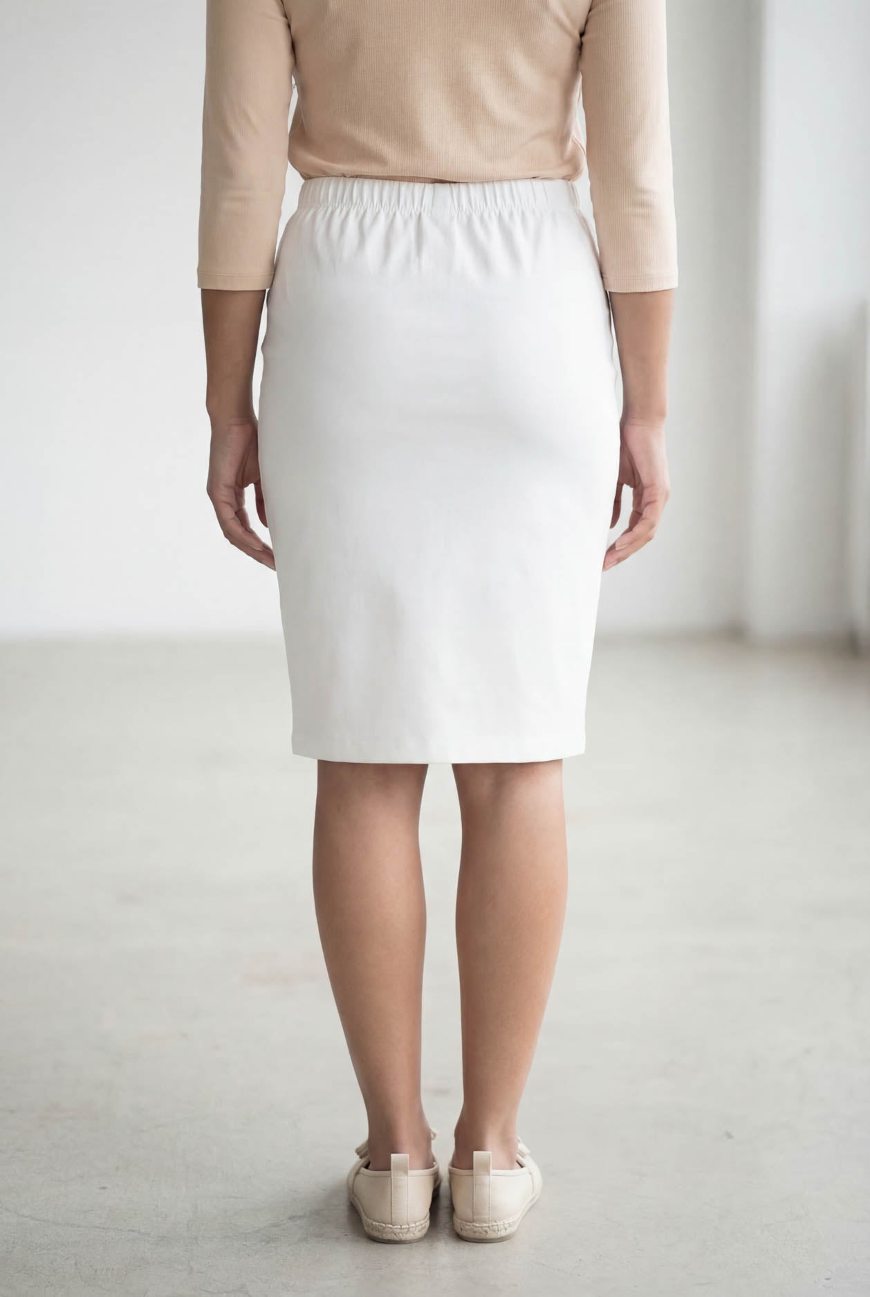 Nuggles® 25-inch classic skirt elastic waistband and straight silhouette