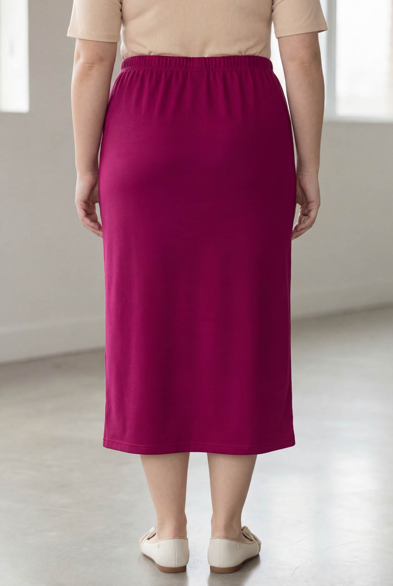 Model wearing Nuggles® 34" Classic Skirt  in Wine