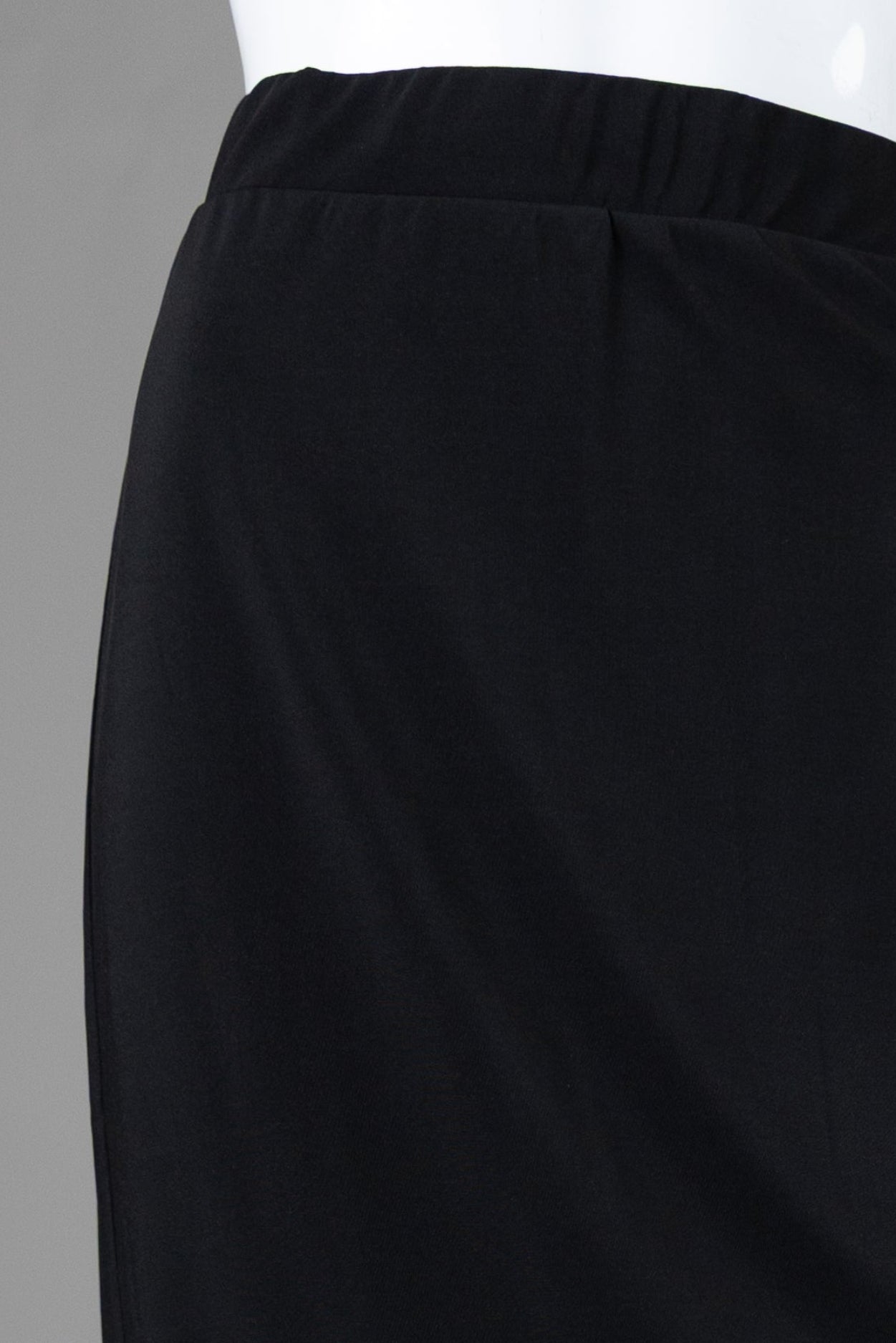 Model wearing Nuggles® 27" Lightweight Lined Pencil Skirt in Black