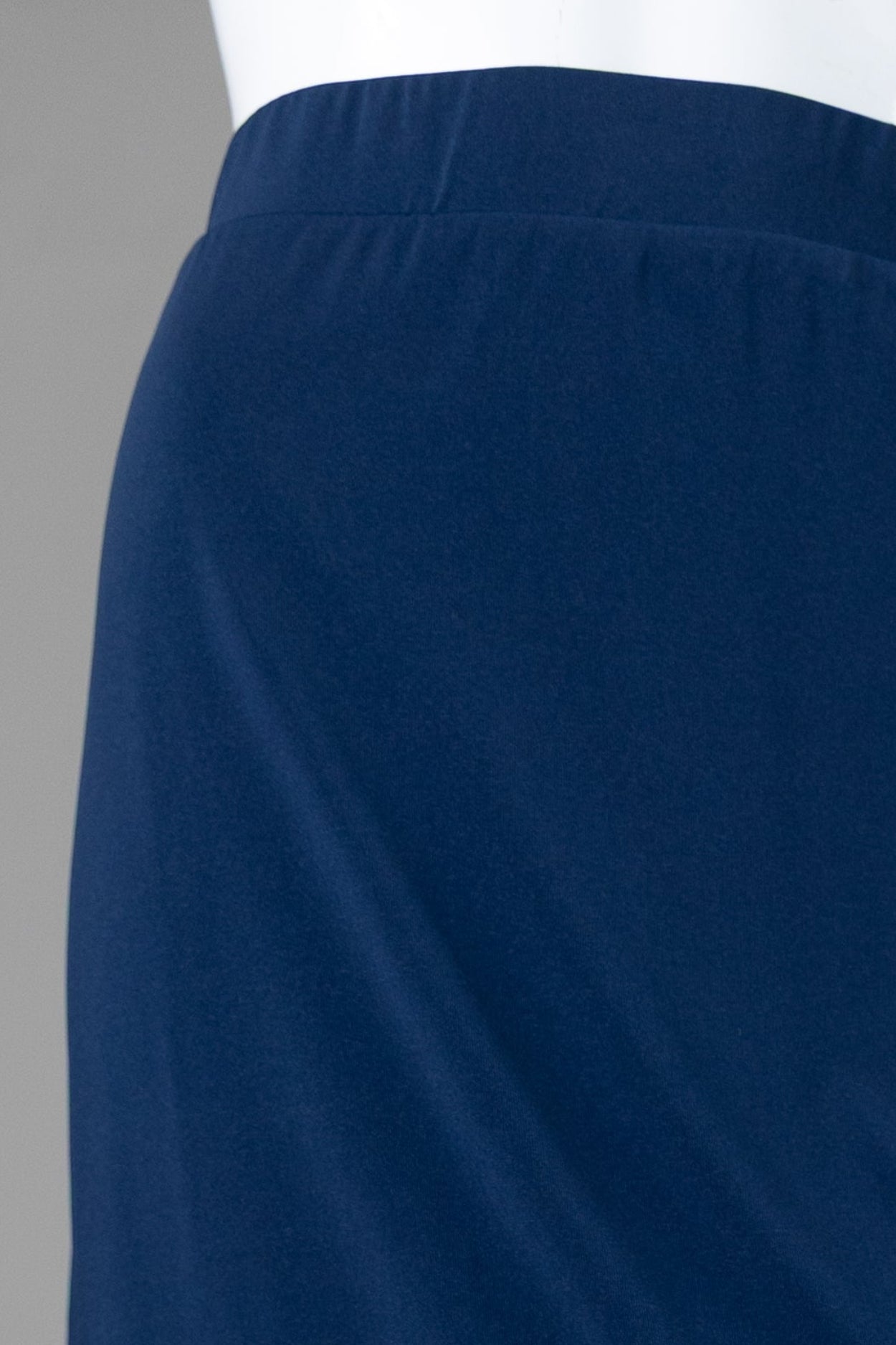 Model wearing Nuggles® 27" Lightweight Lined Pencil Skirt in Navy