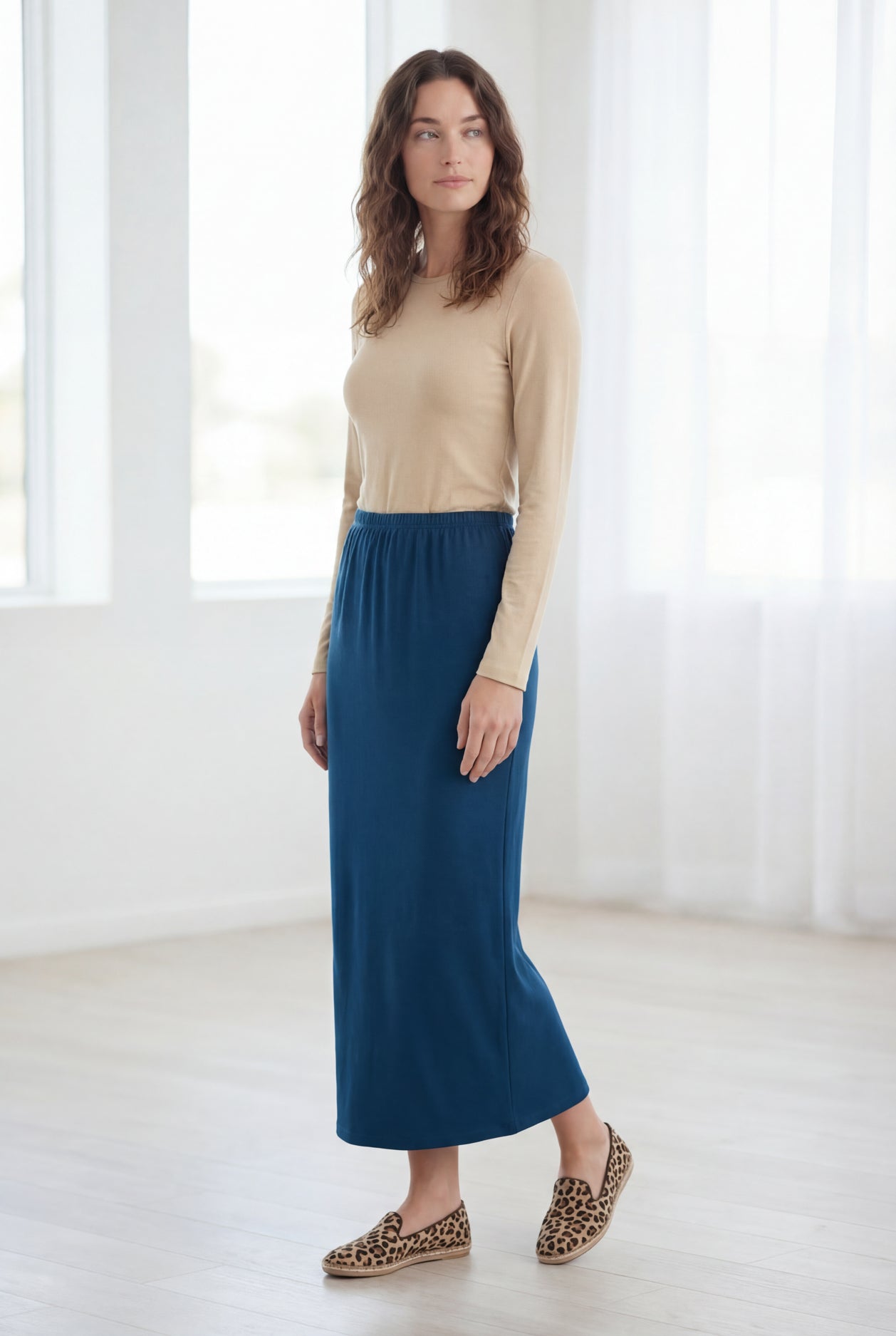Model wearing Nuggles® 36" Classic Skirt in Peacock