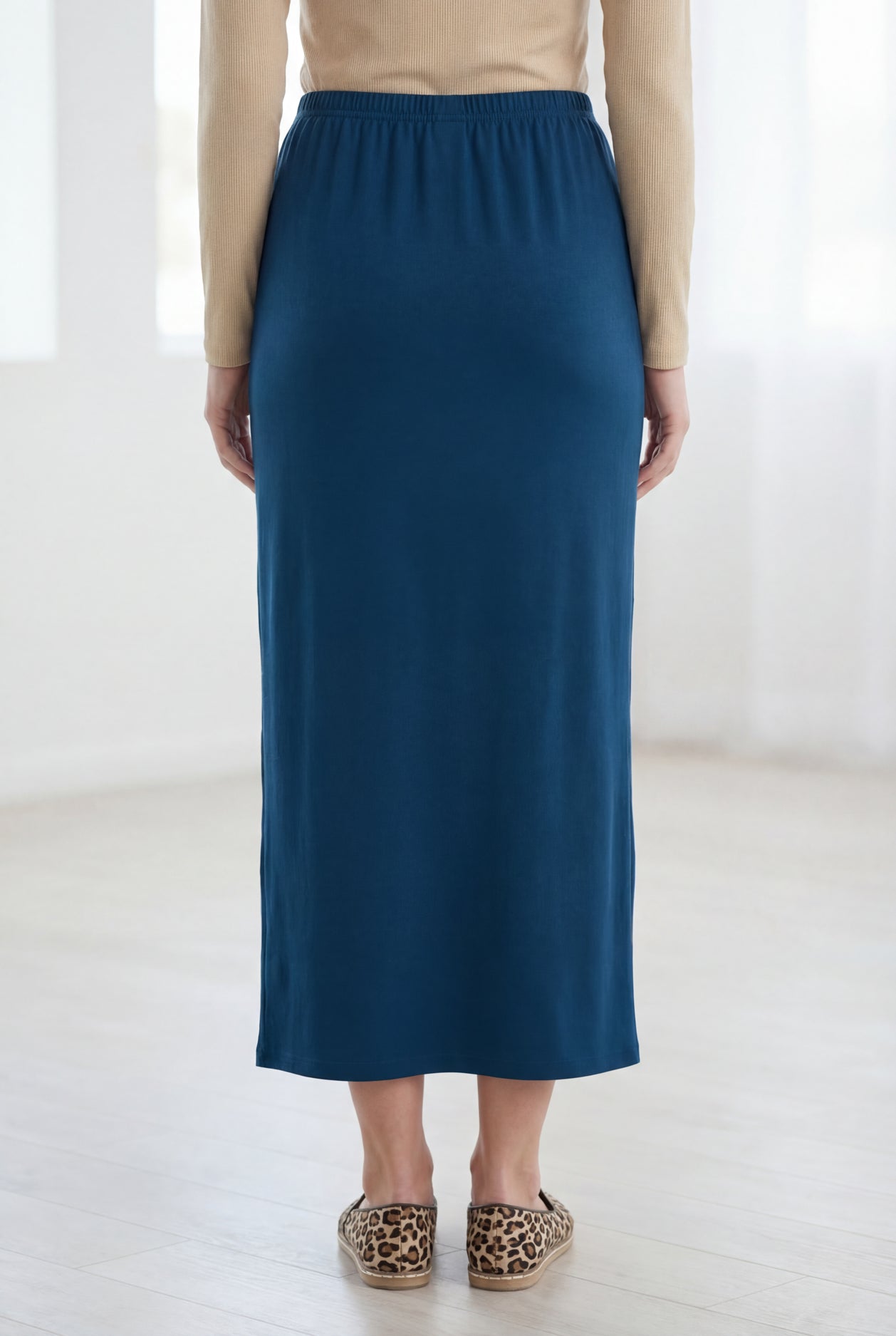 Model wearing Nuggles® 36" Classic Skirt in Peacock