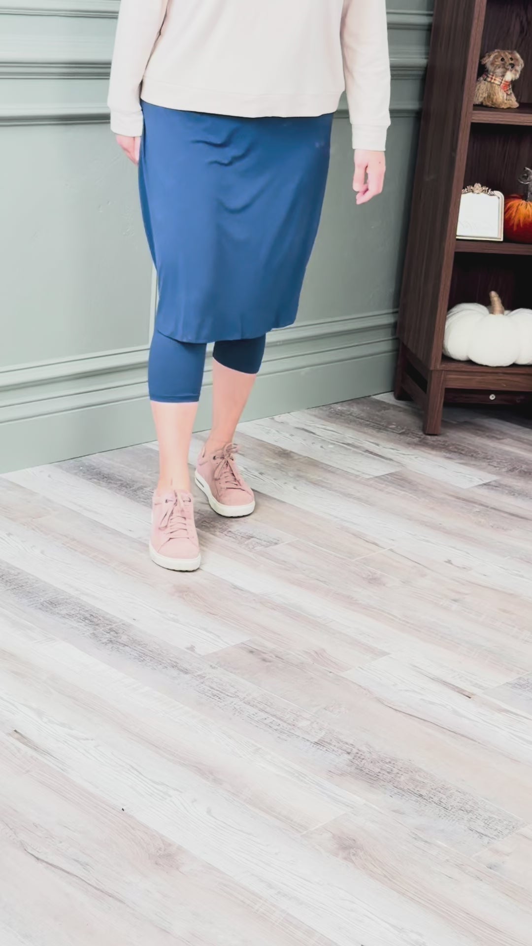 A video showing the fit and features of the Sofi Sport Skirt. 