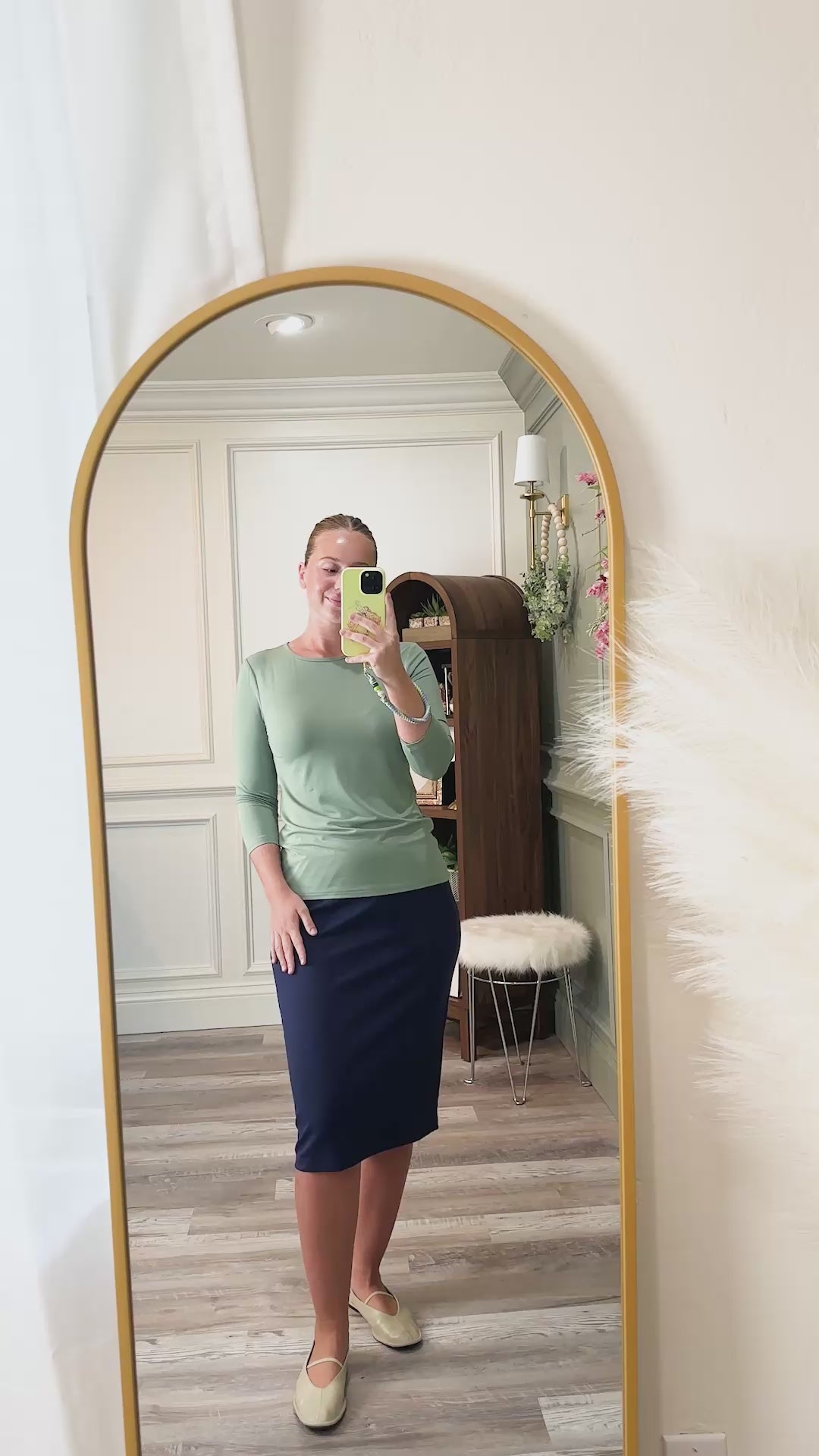 Nuggles® try on video for our Modest 25" Classic Skirt