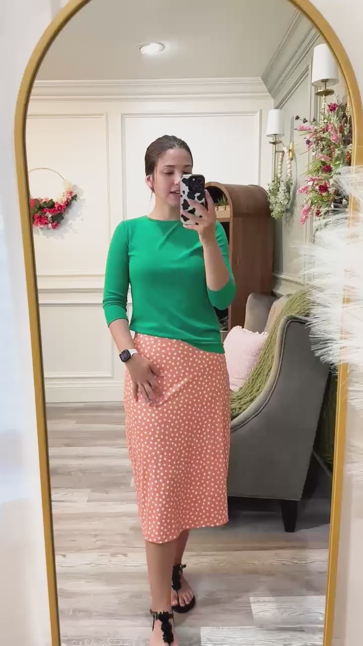 Try on video of our Model wearing Nuggles® 27" All-Sport Skirt 