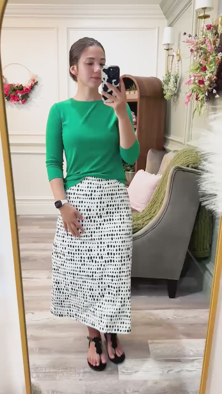 Try on video of our Model wearing Nuggles® 31" All-Sport Skirt