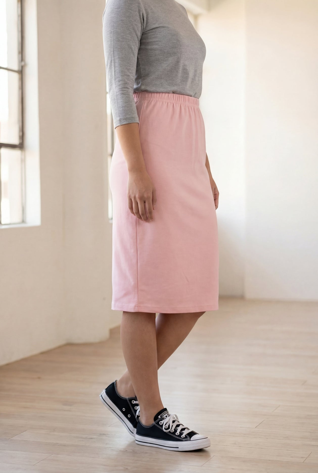 Model wearing Nuggles® 25" Classic Skirt in Rose