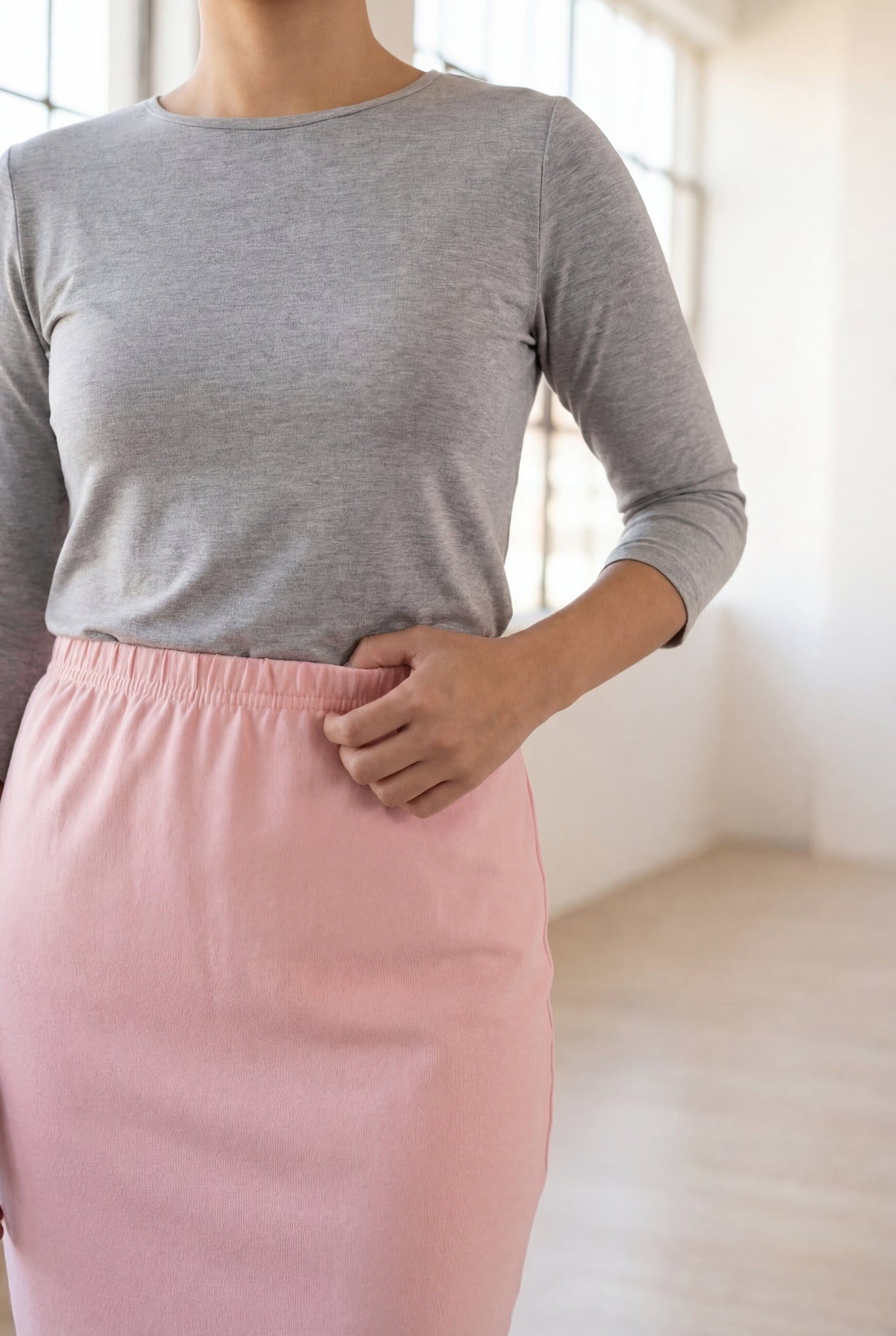 Model wearing Nuggles® 25" Classic Skirt in Rose