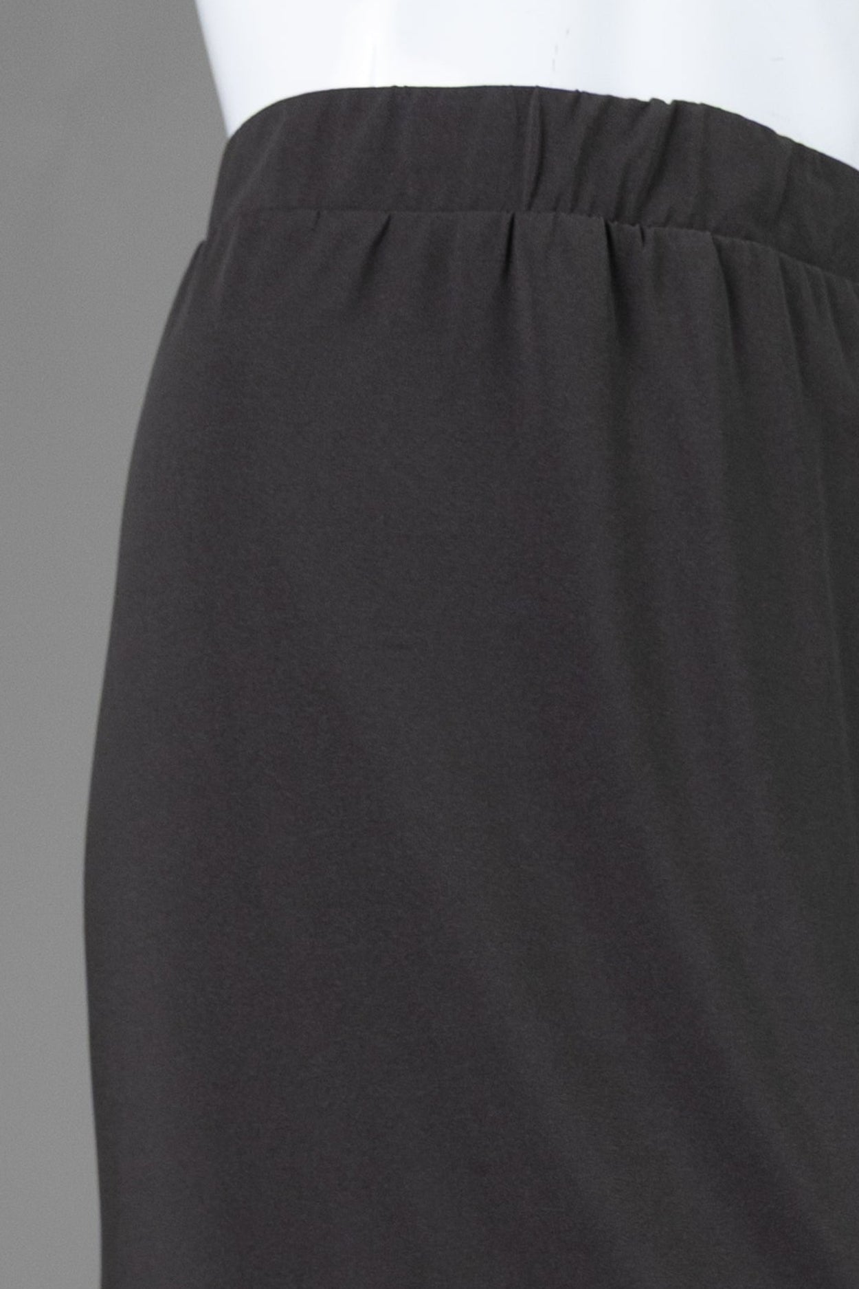 Model wearing Nuggles® 27" Lightweight Lined Pencil Skirt in Steel Gray