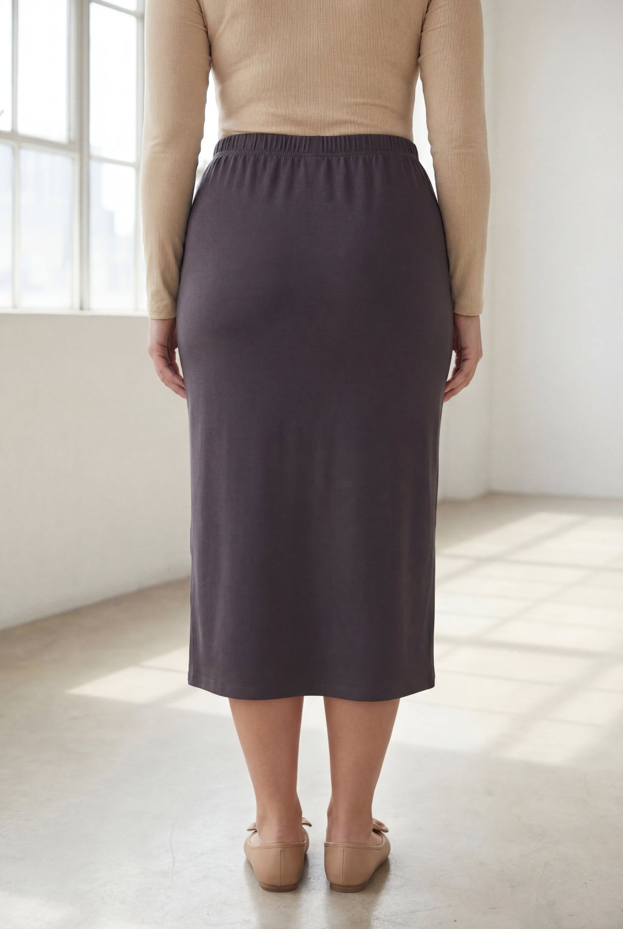 Model wearing Nuggles® 31" Classic Skirt  in Steel Gray