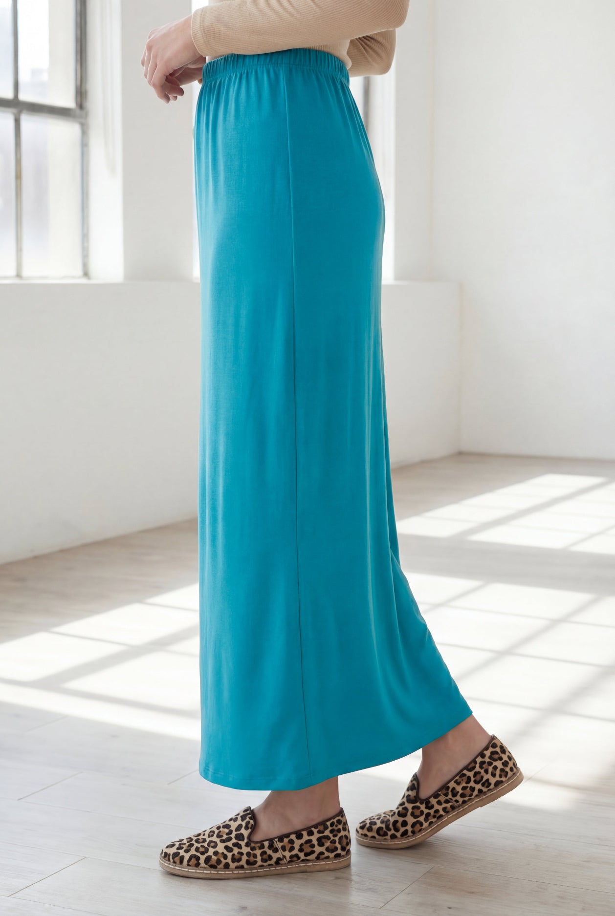 Model wearing Nuggles® 36" Classic Skirt in Teal